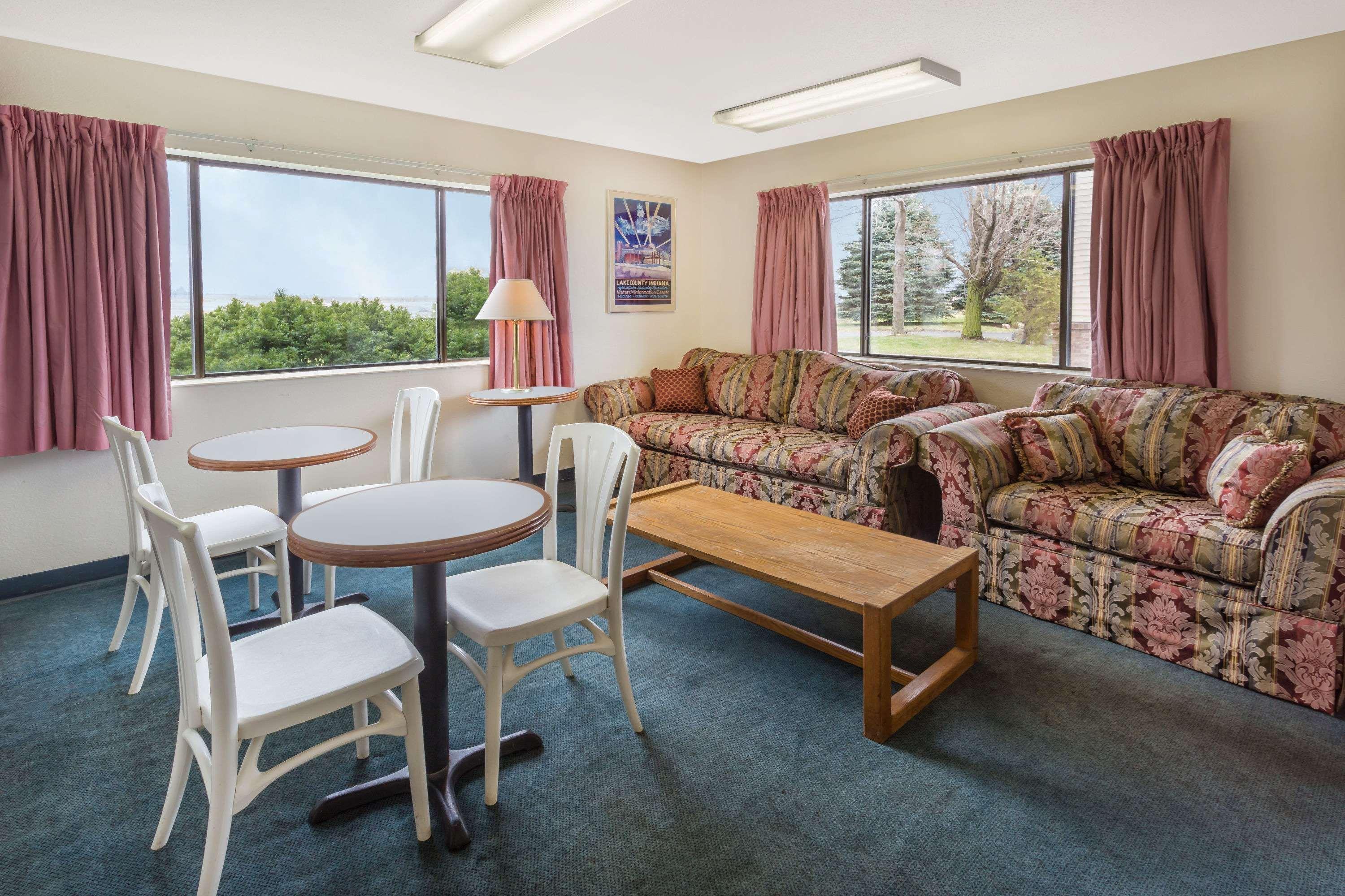 Super 8 By Wyndham Hebron Lowell Area Exterior photo